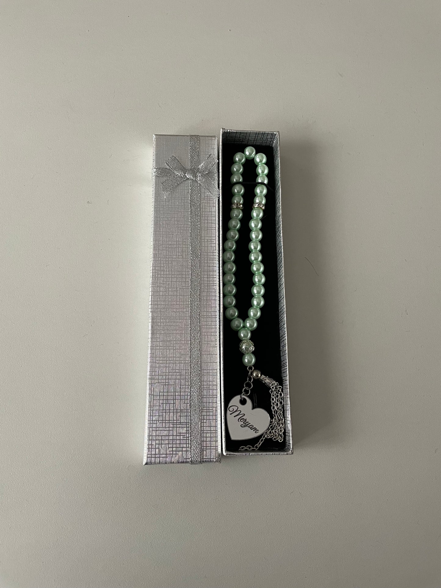 33 Kralen Tasbih met zilverkleurige afwerking en 1 Acryl Naam